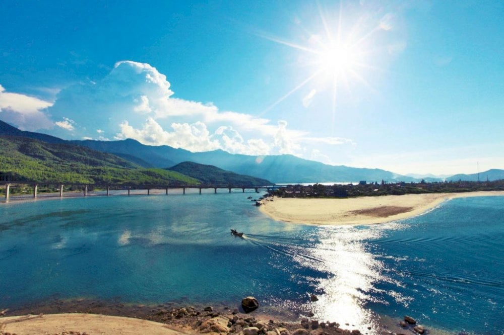 Tháng 4 đến đầu tháng 8 là thời điểm “vàng” để du lịch Lăng Cô